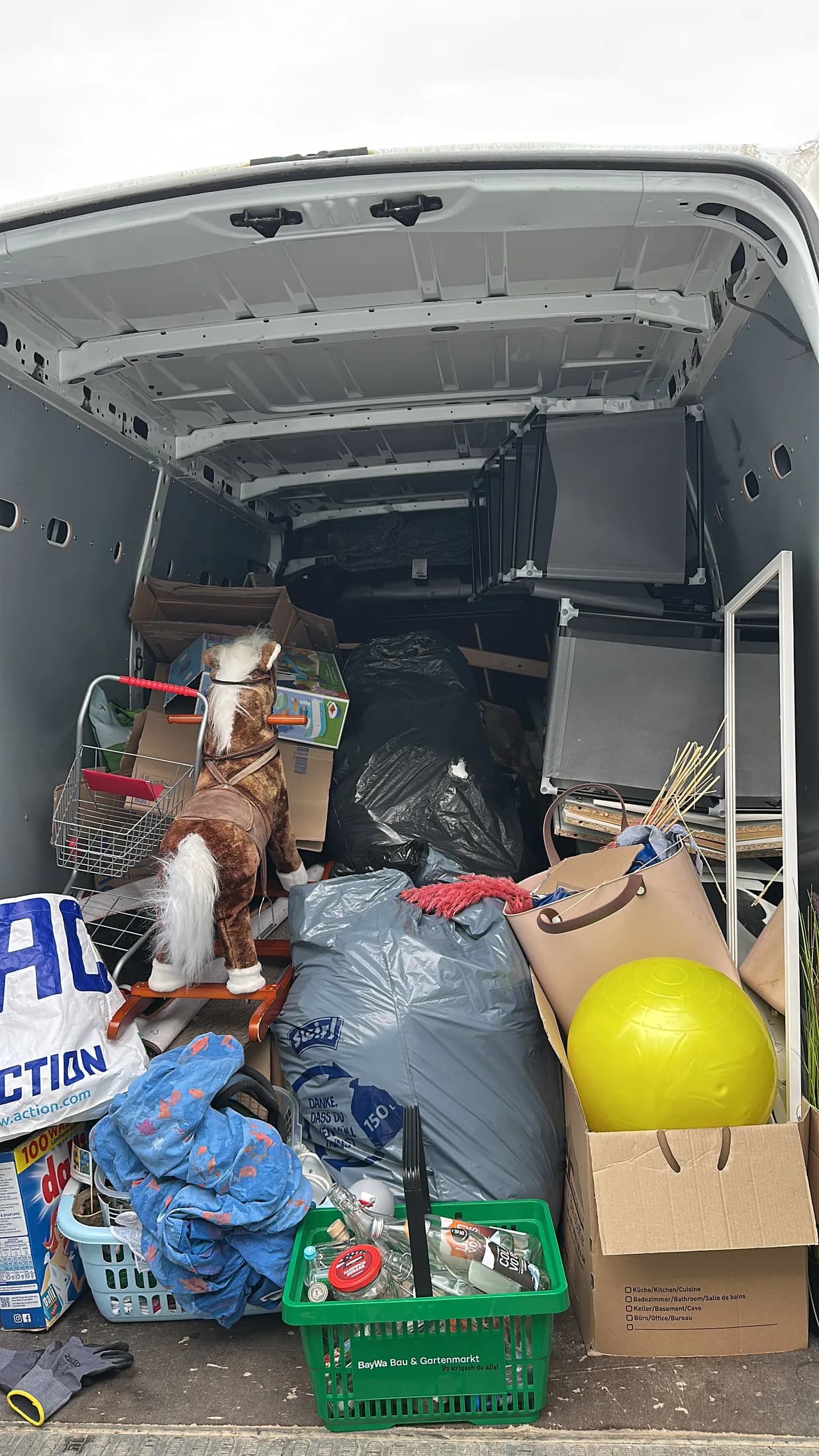 Vollständig beladener Transporter nach einer Entrümpelung