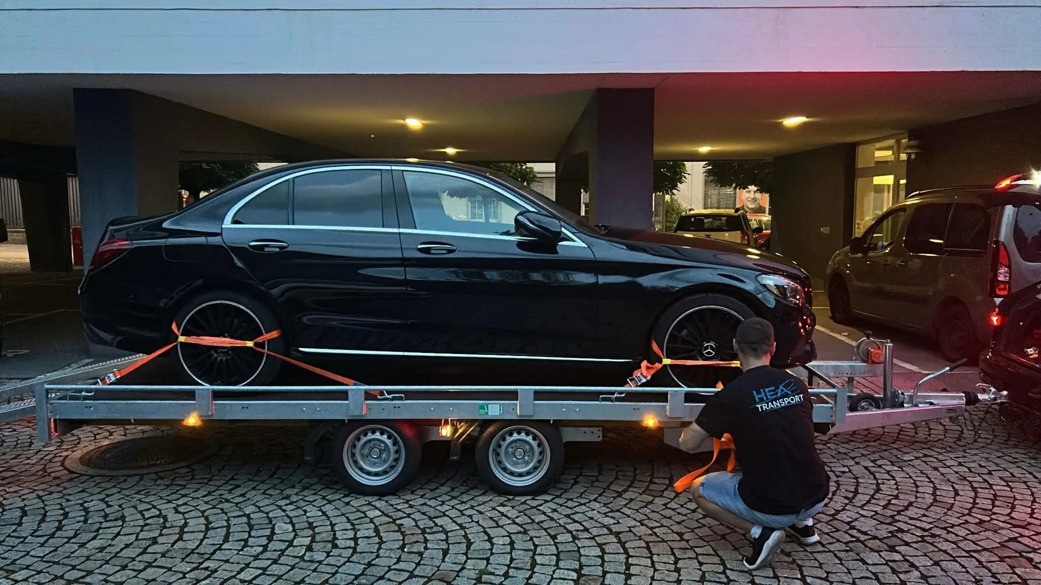 HEA Transporte sichert ein Fahrzeug für den Transport bei Abenddämmerung