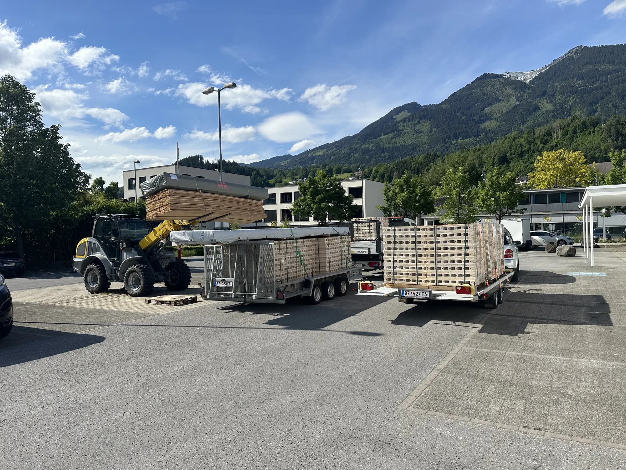 Beladung von Holzpaletten für einen Transport von HEA Transporte