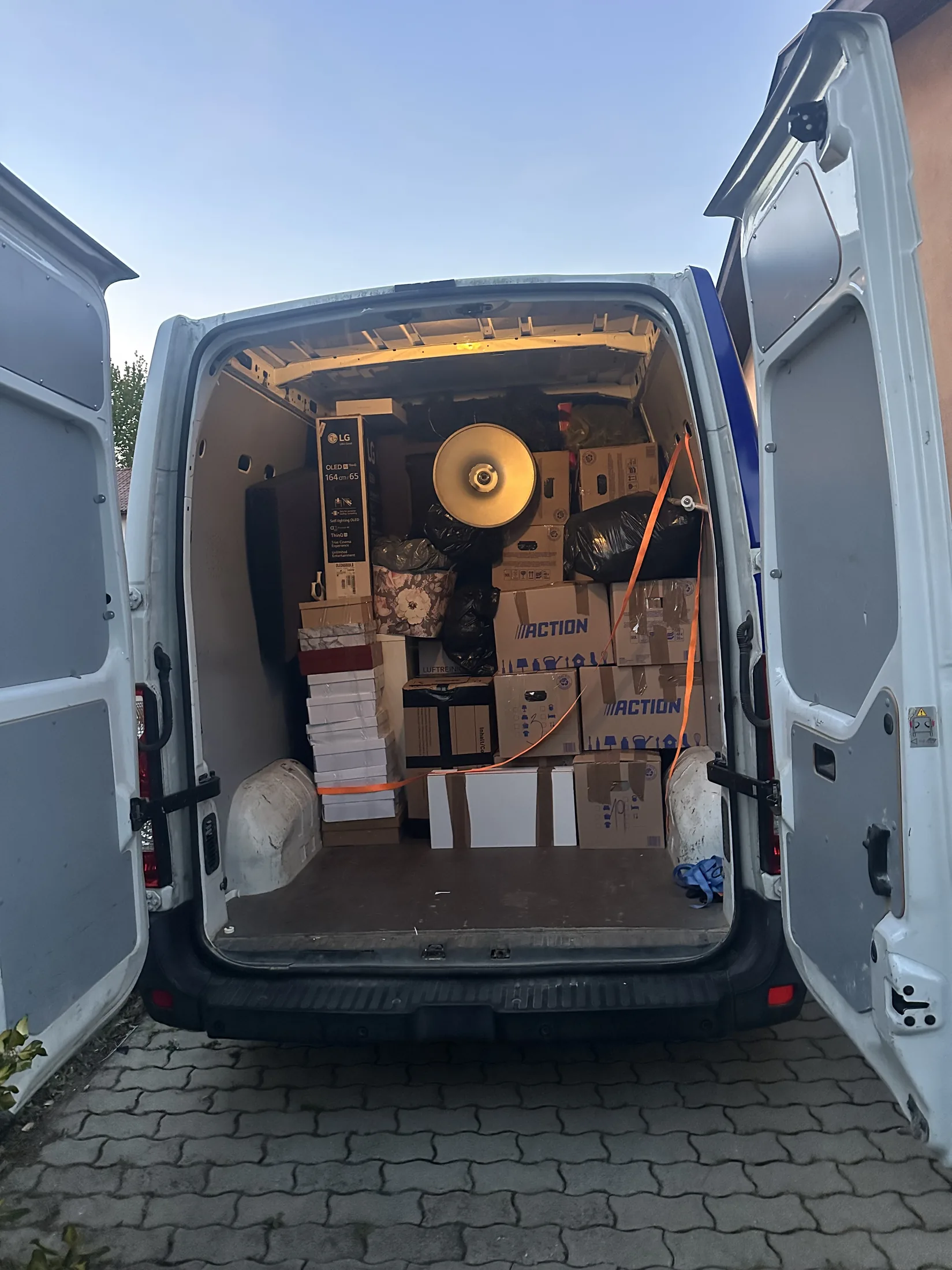 Vollständig beladener Umzugswagen von HEA Transporte