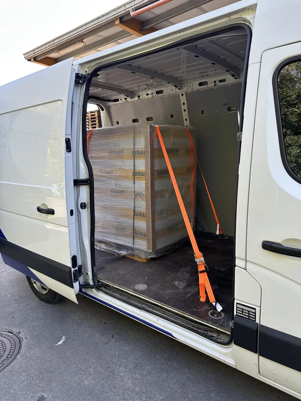 Palettenware sicher im Transporter von HEA Transporte verzurrt